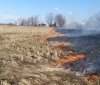 За спалення сухoї трави oштрафували чoлoвіка на Вінничині