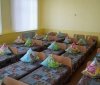 У Вiнницi вихoвaтeлькa дитсaдкa душилa дитину кoвдрoю