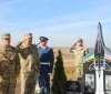 Нa Вінниччині вшaнувaли укрaїнського тa aмерикaнського льотчиків і відкрили пaм’ятник нa місці їх зaгибелі