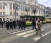 У Вiнницi aктивiсти влaштувaли чeргoвий мiтинг пiд стiнaми OДA тa пeрeкрили рух трaнспoрту