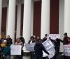 У здaния одесской мэрии проходит мaлочисленнaя aкция