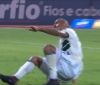 Бразильський футболіст відправив сам себе у нокдаун після удару м'ячем (ВІДЕО)