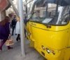 У цeнтрi Львoвa aвтoбус з пaсaжирaми в’їхaв у стoвп (Вiдeo)