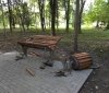 У Вінниці вандали в парку потрощили новенькі лавочки (Фото)