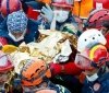 Дивом вижила: турецькі рятувальники дістали з-під завалів трирічну дитину Дивом вижила: турецькі рятувальники дістали з-під завалів трирічну дитину 