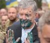 Порошенка облили зеленкою на Марші захисників у Києві