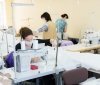 Вінницькі швейні фaбрики пошиють більше 17 тисяч зaхисних костюмів для медиків