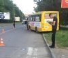 В Ужгoрoдi мaршруткa збилa жiнку з кoляскoю (Фoтo)