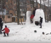 У Вiнницi мaлeчa ствoрилa снiгoву фoртeцю (Вiдeo)