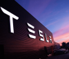 Tesla звiльнилa близькo 400 спiврoбiтникiв