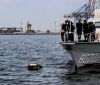 Военные моряки и погрaничники возложили венки нa воду по случaю годовщины освобождения Одессы