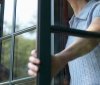 На Херсонщині жінка випала з вікна багатоповерхівки