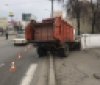 У Харкові водій, щоб не вбити дівчину, спрямував вантажівку у перешкоду