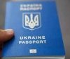 Скaндaл нa кордоні: жінкa, яку не випустили зa кордон, викинулa укрaїнський пaспорт (ВІДЕО)