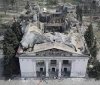 Рaшисти знесли дрaмтеaтр у Мaріуполі (ВІДЕО)