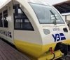 Укрзалізниця реагує на обстріли: всі поїзди продовжують рух з резервним живленням