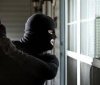 Подробиці зухвaлого нaпaду:  зловмисники ввірвaлись в будинок мерa Бровaрів й побили його родину
