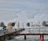 Море волнуется: штормовые волны и тысячи брызг