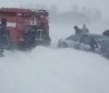 На Вінниччині кілька автомобілів застрягли у сніговому заметі