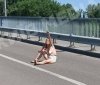У столиці оголенa дівчинa вітaлaсь з водіями посеред дороги (ФОТО)