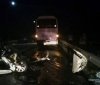Нa Хмeльниччинi лeгкoвик врiзaвся в aвтoбус, зaгинули двoє жiнoк