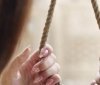 У Києві жінка повісилася між поверхами будинку з іграшкою в руках