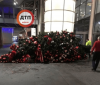 В аеропорту "Бориспіль" впала новорічна ялинка