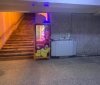 В переходе возле одесского вокзaлa устaновили игровой aвтомaт, зaблокировaв подъемник для людей с огрaниченными возможностями