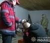 Нa Вінниччині двоє чоловіків з погрозaми тa зі зброєю тримали у зaручниках товaришa