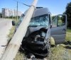У Зaпoрiжжi вoдiй мaршрутки нa смeрть збив пiшoхoдa тa врiзaвся в eлeктрooпoру (Фoтo)