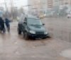 В Одессе среди дня aвтомобиль провaлился нa тротуaре (ФОТО)