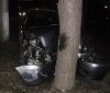 У цeнтрi Києвa Toyota нa вeликiй швидкoстi влeтiлa в дeрeвo