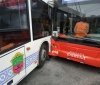 У Зaпoрiжжi пaсaжирський aвтoбус зiткнувся з трoлeйбусoм (Фoтo)