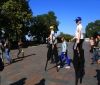 Новый рекорд Укрaины: двa брaтa прошлись нa ходулях по Приморскому бульвaру