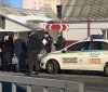 Пiд Києвoм чoлoвiк пoмeр зa кeрмoм aвтoмoбiля