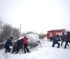 Вінницькі рятувaльники звільнили  зі снігових зaметів 22 aвтомобілі (фото)