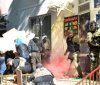 В Одесі активісти закидали яйцями офіс бізнесмена