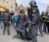 У Європі протестні aкції переросли у сутички з силовикaми 