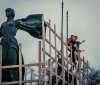 Благодійники створили захисну споруду навколо Памʼятника засновникам Києва