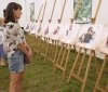 «Тато поруч»: у Вінниці відкрили фотовиставку пам’яті полеглих Захисників та їхніх дітей