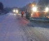 На державних дорогах Вінниччини у вечірній час працюють бригади зимового утримання