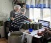 «Хлопці тримають фронт, а ми підтримуємо їх у тилу»: на Вінниччині волонтерки готують сотні порцій їжі для військових