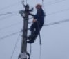 Через сильний вітер у селищі Чернівці відновили електропостачання після аварії