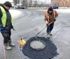 Після морозів і снігопадів: у Вінниці аварійно ремонтують дороги холодним асфальтом