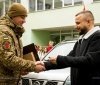 Вінницькі ліцеї передали військовим два позашляховики, придбані за кошти з благодійних ярмарків
