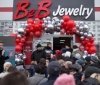 Засновнику та керівнику фінансової піраміди B2B Jewelry обрали запобіжний захід у вигляді цілодобового домашнього арешту. Чоловікам висунуті підозри за трьома статтями Кримінального кодексу України. Організатору, керівнику та головному бухгалтеру повідомлено про підозру у вчиненні кримінальних злочинів, передбачених: