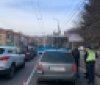 У Вінниці чоловік напідпитку вʼїхав у тролейбус 