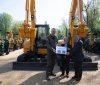 Кличко: Київ отримав від японських партнерів 13 сучасних мініекскаваторів KATO