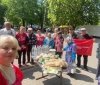 Волонтери «Української команди» у центрі Гайсина вкотре роздали людям свіжий хліб, воду та крупи