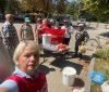 У Гайсині «Українська команда» щотижня роздає продуктові набори тим, хто потребує допомоги